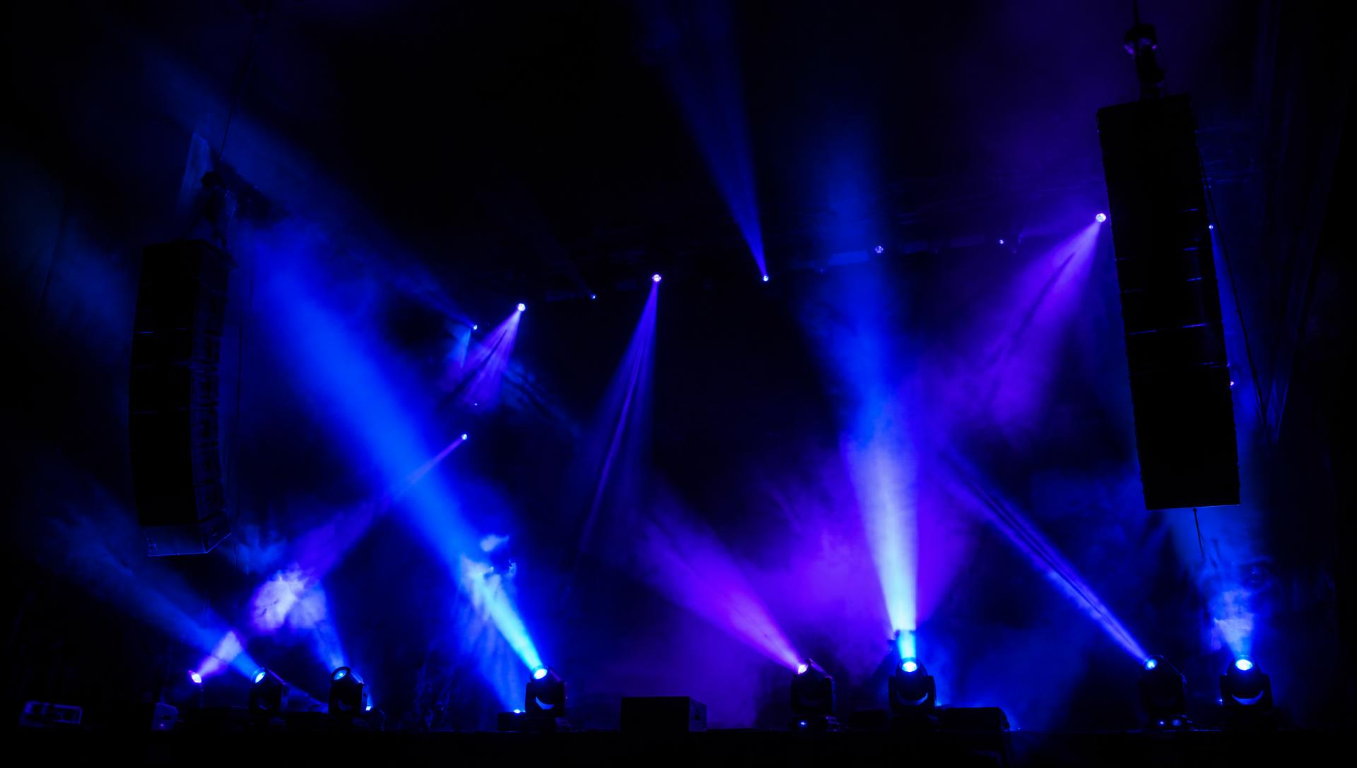 Escenario con iluminación robótica azul y violeta
